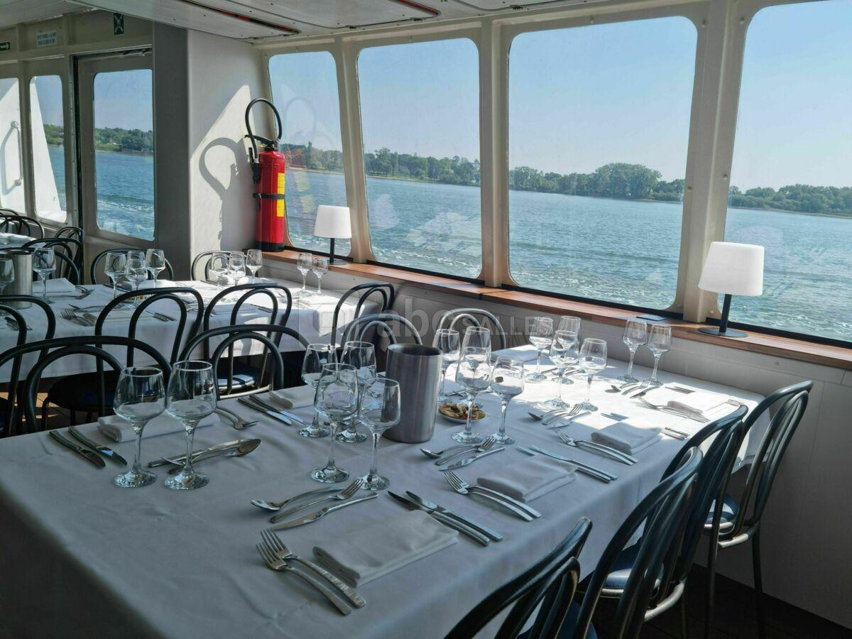 Bateau restaurant navix 52